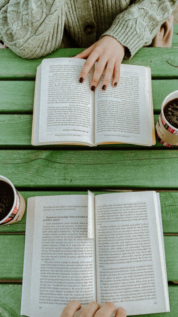Mengapa Membaca Buku Fisik Tetap Lebih Nikmat di Tengah Gempuran E-Book?