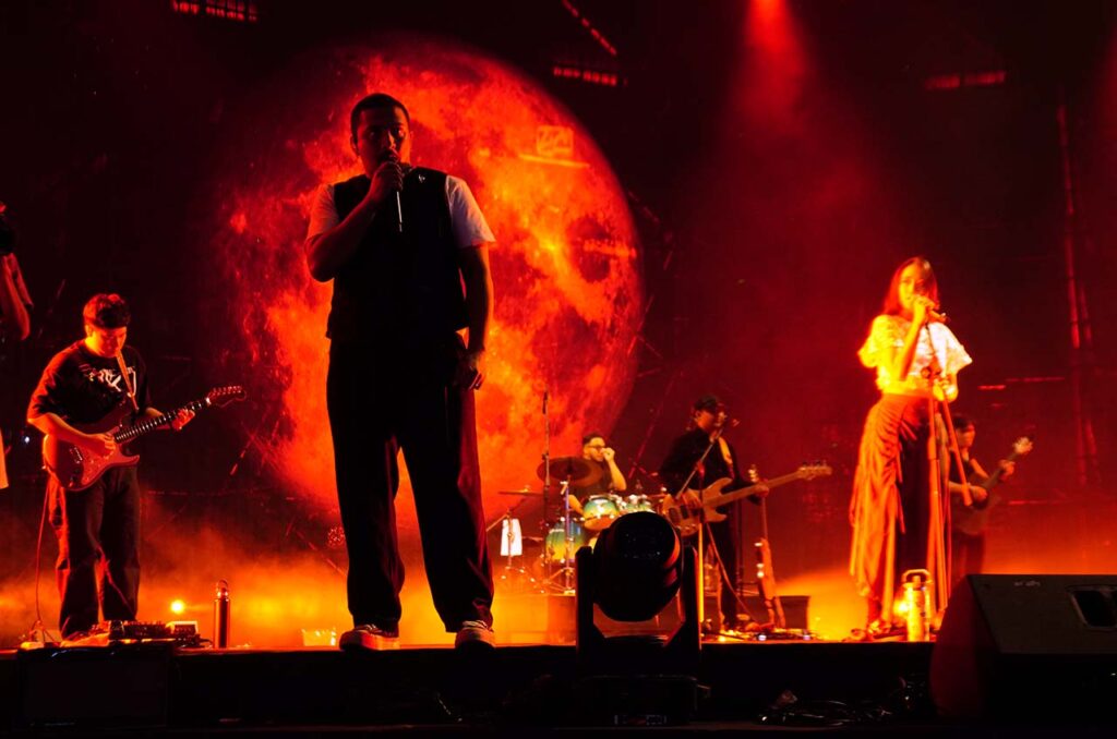 https://xposeindonesia.com/music/on-stage/sal-priadi-hadirkan-penampilan-penuh-emosi-di-synchronize-fest-2025/